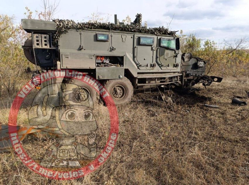 Không giống như thiết kế liền khối, xe bọc thép Z-STS sử dụng hệ thống khung, giúp đơn giản hóa quy trình sản xuất và cho phép thân xe được cấu hình linh hoạt theo nhu cầu vận hành, nhưng điều này làm giảm nhẹ khả năng chịu tải của nó. 