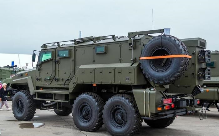 Hiện Quân đội Nga cũng có mẫu xe bọc thép Z-STS Akhmat có tính năng tương tự như xe bọc thép Rochelle Senator của Canada. Z-STS là xe bọc thép chống phục kích và chống mìn (MRAP), được thiết kế để để có thể chống lại mìn và phục kích bằng vũ khí bộ binh của đối phương. 