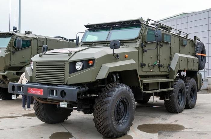 Z-STS Akhmat sử dụng khung gầm của xe tải Kamaz-5350 và sử dụng cấu hình dẫn động 6×6, để mang lại khả năng cơ động cao trên nhiều địa hình khác nhau; đồng thời đảm bảo an toàn cho những người ngồi trên xe.