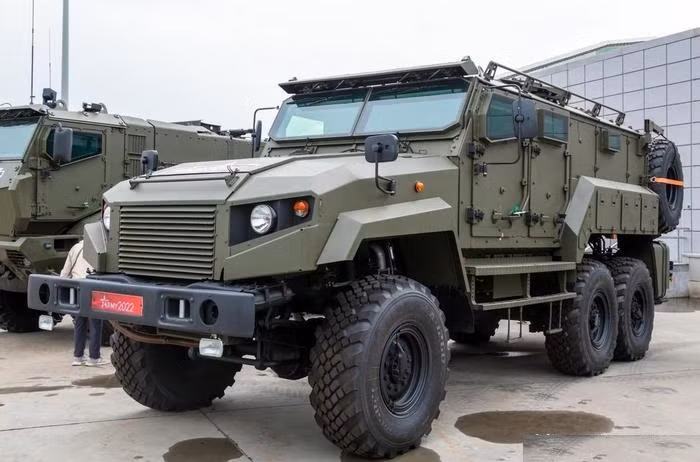 Z-STS Akhmat sử dụng khung gầm của xe tải Kamaz-5350 và sử dụng cấu hình dẫn động 6×6, để mang lại khả năng cơ động cao trên nhiều địa hình khác nhau; đồng thời đảm bảo an toàn cho những người ngồi trên xe.