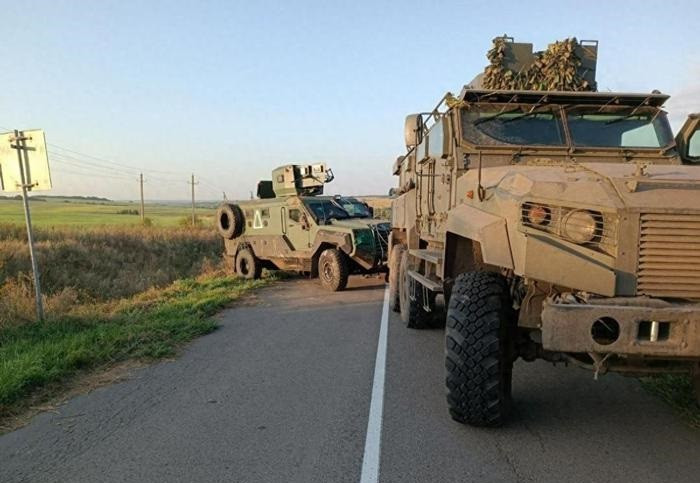 Ngày 17/10, Quân đội Nga đã tịch thu một chiếc xe bọc thép "Rochelle Senator", được Quân đội Ukraine sử dụng ở khu vực Kursk. Chiếc xe bọc thép bánh lốp do Canada sản xuất này, tương tự như phiên bản xe bọc thép Z-STS Akhmat của Nga hiện nay.