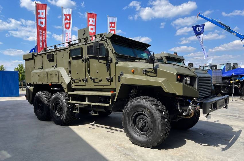 Ngoài lái xe và trưởng xe, xe bọc thép Z-STS có thể chở tối đa 8 binh sĩ và rất phù hợp để thực hiện nhiệm vụ vận chuyển quân ở những khu vực có nguy cơ cao về thiết bị nổ tự tạo, hoặc bị tấn công trực tiếp bằng súng bộ binh nhỏ.