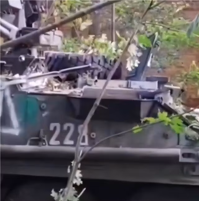 Một điều trùng hợp đặc biệt nữa, là khi Lữ đoàn xung kích đường không số 82 của Quân đội Ukraine lần đầu tiên bước vào chiến trường, đã chạm trán với Lữ đoàn hải quân đánh bộ số 810 của Quân đội Nga trong cuộc phản công vào mùa hè năm 2023 ở chiến trường Rabotino, tỉnh Zaporozhye.