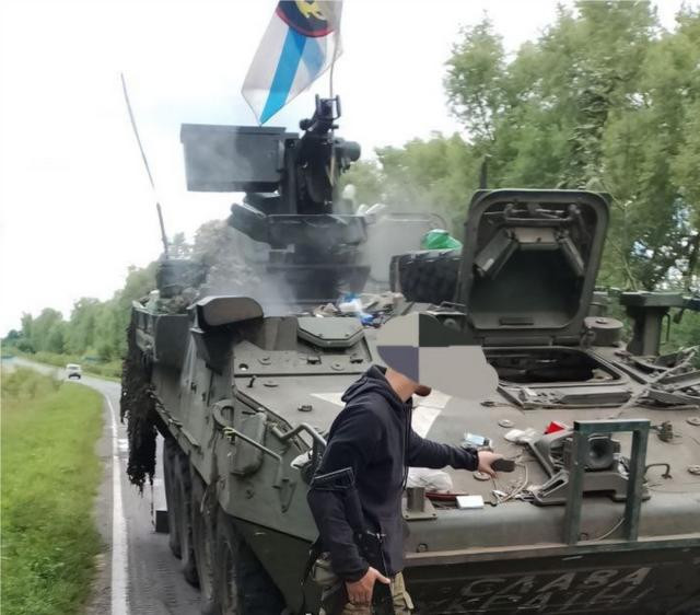 Đồng thời, quân của Lữ đoàn hải quân đánh bộ 810 cũng phá hủy một chiếc xe bọc thép Stryker của Lữ đoàn xung kích đường không số 82. Chiếc xe này đã tiến quá xa về phía trước và rơi vào ổ phục kích của quân đội Nga. Về cơ bản, toàn bộ quân số trên xe đều thiệt mạng và chiếc Strike đã bị quân Nga thu giữ.