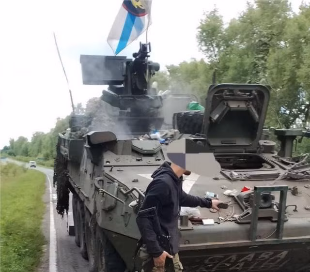 Đồng thời, quân của Lữ đoàn hải quân đánh bộ 810 cũng phá hủy một chiếc xe bọc thép Stryker của Lữ đoàn xung kích đường không số 82. Chiếc xe này đã tiến quá xa về phía trước và rơi vào ổ phục kích của quân đội Nga. Về cơ bản, toàn bộ quân số trên xe đều thiệt mạng và chiếc Strike đã bị quân Nga thu giữ.