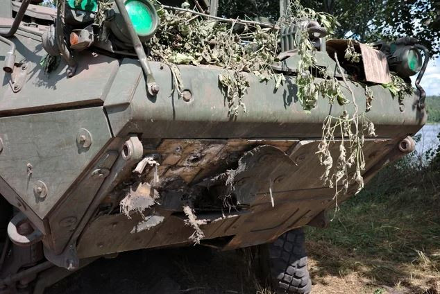 Hiện ở khu vực Kursk, giữa quân Nga và quân Ukraine chiến đấu còn chưa phân tuyến; ở những nơi quân chính quy Nga có mặt, tình hình về cơ bản đã được kiểm soát và chiếc xe bọc thép Stryker chiến lợi phẩm đương nhiên sẽ được kéo về.