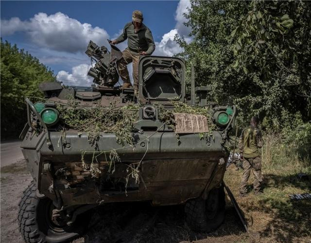 Một năm sau, Lữ đoàn xung kích đường không số 82 của Quân đội Ukraine đã tấn công vào lãnh thổ Nga và chạm trán đối thủ cũ là Lữ đoàn 810 của Quân đội Nga. Có thể nói đây là “oan gia ngõ hẹp”; nhưng lần này, Quân đội Nga đã bắt được “tiền đạo” của quân Ukraine, điều khiến người Mỹ chẳng vui vẻ gì. (Nguồn ảnh; TASS, Redit, Toơpar).