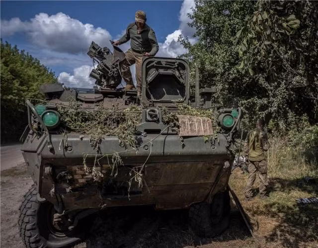 Một năm sau, Lữ đoàn xung kích đường không số 82 của Quân đội Ukraine đã tấn công vào lãnh thổ Nga và chạm trán đối thủ cũ là Lữ đoàn 810 của Quân đội Nga. Có thể nói đây là “oan gia ngõ hẹp”; nhưng lần này, Quân đội Nga đã bắt được “tiền đạo” của quân Ukraine, điều khiến người Mỹ chẳng vui vẻ gì. (Nguồn ảnh; TASS, Redit, Toơpar).