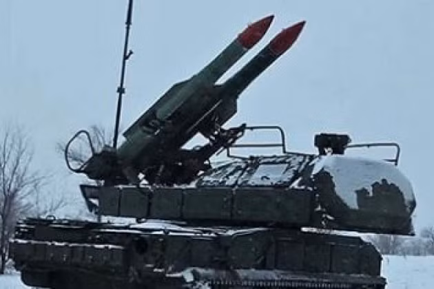 Theo truyền thông Ukraine, các đơn vị dân quân của Cộng hòa Nhân dân Luhansk (LPR) tự xưng, đã triển khai một tổ hợp tên lửa phòng không Buk (không rõ chủng loại và số lượng), ở phía tây bắc nước cộng hòa tự xưng.