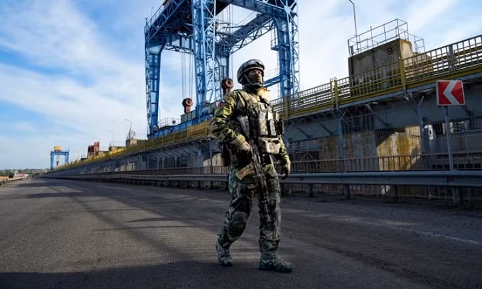 Để đảm bảo an toàn cho công trình và đập thủy điện Novokakhovka, sau khi hoàn thành nhiệm vụ chuyển hết lực lượng từ hữu ngạn, quân đội Nga chỉ cho nổ một đoạn ngắn cầu đường phía trên đập của nhà máy thủy điện; nên ít ảnh hưởng đến công trình và toàn bộ đường đập. 