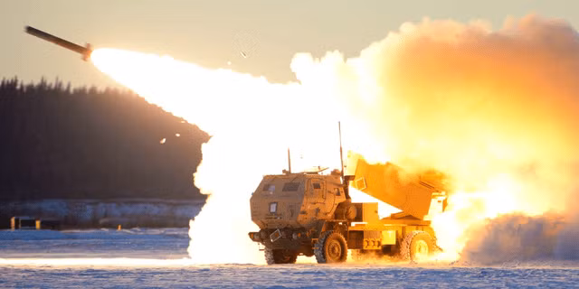 Việc triển khai bệ phóng tên lửa HIMARS ở hữu ngạn Kherson gần bờ sông, không chỉ có thể hỗ trợ hiệu quả cho hoạt động vượt sông Dnepr của bộ binh Ukraine, mà còn giáng một đòn mạnh vào các mục tiêu chiến lược trong phạm vi 70 km nằm trong tầm kiểm soát của quân đội Nga ở khu vực bờ trái. 