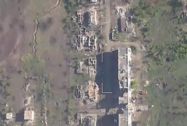 Theo trang Topwar, để tiếp cận tiểu khu Novy, các nhóm lính nhảy dù tấn công của Nga đã vượt qua đoạn dài hàng km của kênh Seversky Donets – Donbass và bất ngờ tấn công vào trận địa phòng ngự chính của quân Ukraine. Hiện các trận đánh tại đây vẫn diễn ra hết sức ác liệt và cả hai bên đều thiệt hại nặng. (Nguồn ảnh: Topwar, Sina, CNN). 