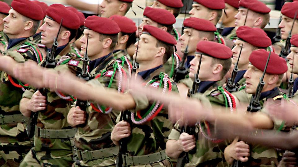 Hiên nay chi tiêu quân sự hàng năm của Pháp là 47,9 tỷ euro, gần bằng của Đức; nhưng chi tiêu quốc phòng so với GDP vẫn chỉ là 1,95%, thấp hơn một chút so với mục tiêu 2%; nhưng vẫn cao hơn rất nhiều so với Đức. 