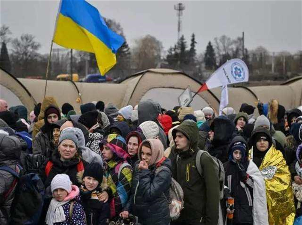 Các tòa nhà chính phủ ở Luhansk và Sieverodonetsk trước đây do quân đội Ukraine kiểm soát, đã không thấy bóng dáng ai, lá cờ Ukraine cũng được hạ trên cột cờ trước cửa; tuy nhiên trong quá trình sơ tán, khoảng 15.000 dân cư thành phố Sieverodonetsk từ chối di tản.