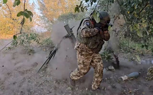 Theo các chuyên gia quân sự, tuyến phòng thủ ở nam Donetsk cấp bách nhất, nhưng Quân đội Ukraine chỉ có 11 lữ đoàn. Sự phát triển của tình hình ở miền đông Ukraine cho đến ngày nay không thể tách rời khỏi những quyết định phiêu lưu của Quân đội Ukraine trong 2 năm qua. Tuy biết là phiêu lưu, nhưng Quân đội Ukraine vẫn phải tổ chức phản công. 