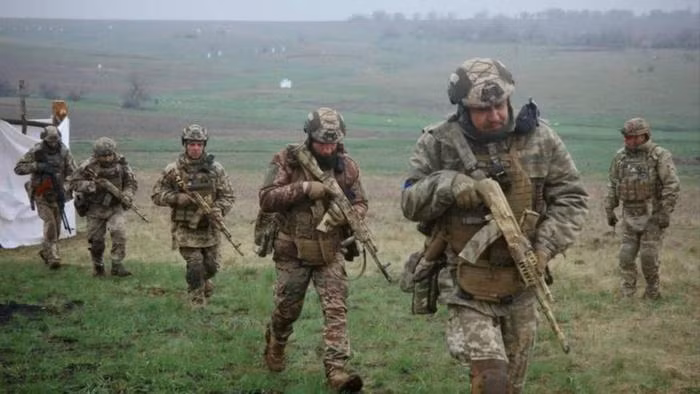 Sự sụp đổ của pháo đài Avdiivka sau đó gây ra hàng loạt thảm họa theo kiểu sụp đổ dây chuyền, khiến quân Ukraine trên hướng Pokrovsk-Kurakhove vẫn chưa có cơ hội tập hợp đủ quân, để củng cố lại tuyến phòng thủ. Kế hoạch vượt sông Dnieper ở Kherson, được cho là cố vấn Anh giúp xây dựng. 