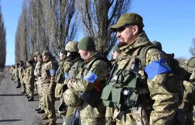 Phía Ukraine cho biết, với tình hình hiện tại, việc tuyển quân của họ sẽ tiếp tục cho đến hết năm 2023. Bộ Quốc phòng Ukraine cũng nêu rõ, lệnh triệu tập tuyển quân có thể được ban hành bất cứ lúc nào, địa điểm nào.