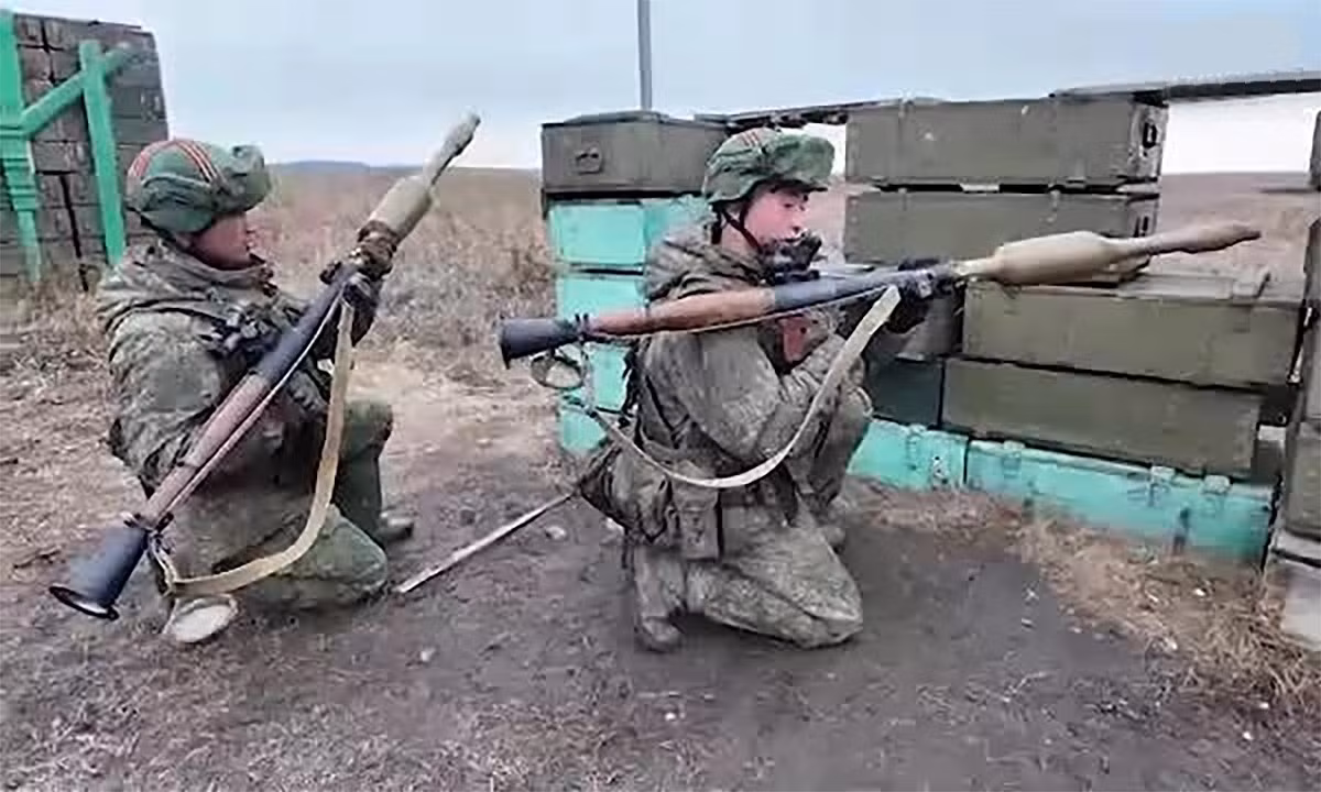 Hiện nay, quân đội Nga và Ukraine đang giao tranh trên tuyến đầu dài hơn 1.500 km. Cả hỗ trợ hậu cần và hỗ trợ hệ thống tình báo trinh sát, đều đòi hỏi một lượng lớn nhân lực và vật lực. Do đó, sau khi trận Kursk và Belgorod kết thúc, quân đội Triều Tiên vẫn tiếp tục hỗ trợ hậu cần cho RFAF, để có thể rút được một số lượng lớn quân chiến đấu cho RFAF.