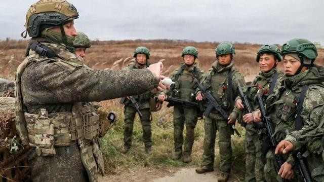 Dựa trên nhiều thông tin khác nhau của cả Nga và Ukraine, chúng ta có thể tóm tắt những điểm đáng chú ý sau đây: Trước hết, lính Triều Tiên chiến đấu ở Nga có tính kỷ luật cao và có mục tiêu chiến đấu rất kiên định. Cả binh lính Ukraine lẫn Nga đều bất ngờ tinh thần chiến đấu của binh sĩ Triều Tiên.