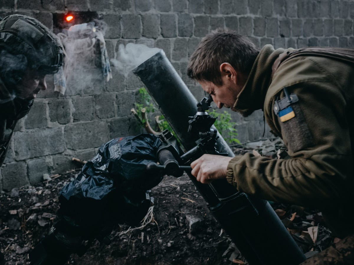 Ngược lại, AFU khi đó theo mệnh lệnh của Tổng thống Zelensky, vẫn phải cố giữ vững khu vực Kursk do họ kiểm soát, giữ được trận địa phòng ngự, tránh bị bao vây và tiêu diệt. Khu vực Kursk cũng được Kiev coi là một con bài mặc cả quan trọng, với hy vọng giành được vị thế có lợi hơn, trong các cuộc đàm phán hòa bình có thể diễn ra trong tương lai.