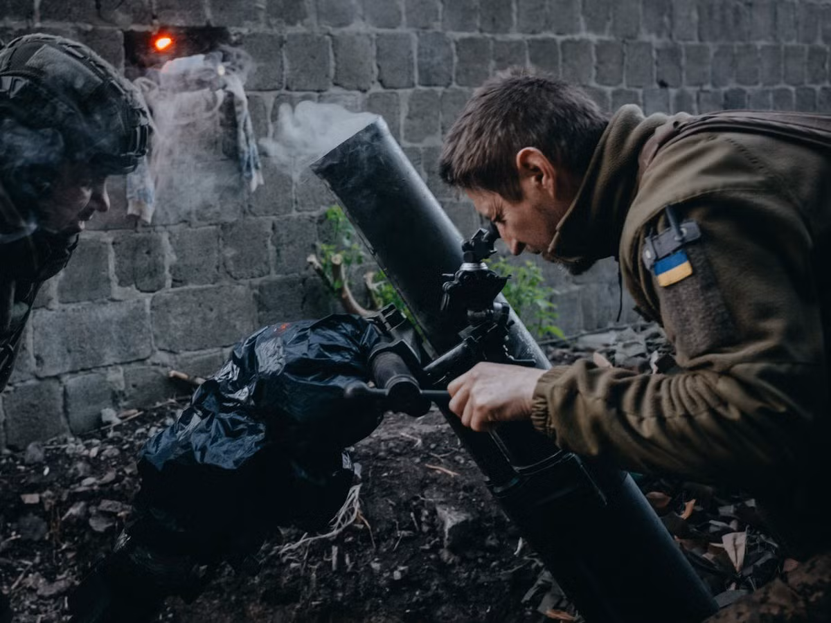 Ngược lại, AFU khi đó theo mệnh lệnh của Tổng thống Zelensky, vẫn phải cố giữ vững khu vực Kursk do họ kiểm soát, giữ được trận địa phòng ngự, tránh bị bao vây và tiêu diệt. Khu vực Kursk cũng được Kiev coi là một con bài mặc cả quan trọng, với hy vọng giành được vị thế có lợi hơn, trong các cuộc đàm phán hòa bình có thể diễn ra trong tương lai.