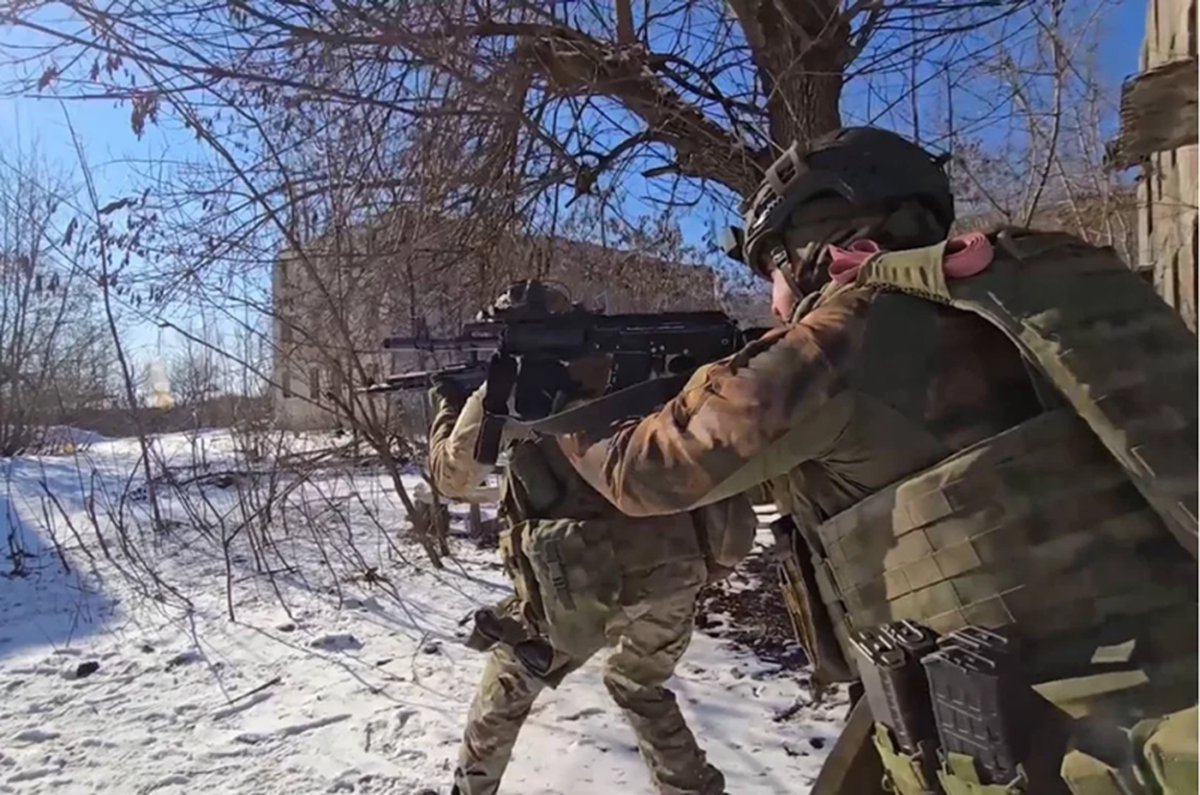 Đối với Nga, chiến trường Kursk cũng là “cái bẫy”, để họ cầm chân các đơn vị tinh nhuệ của Ukraine, bằng lực lượng lính nghĩa vụ quân sự của RFAF (theo quy định, lính nghĩa vụ của RFAF không được tham chiến ở nước ngoài, nhưng phải chiến đấu khi lãnh thổ Nga bị xâm lược). Cũng bằng cách kiểm soát Kursk, RFAF đã phân tán AFU trên chiến trường chính ở Donbass, tạo điều kiện cho các hoạt động tác chiến của RFAF trên các hướng khác.