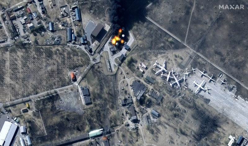 Vào thời điểm đó, một tàu chiến nằm gần cảng Sevastopol, đã phóng 8 tên lửa hành trình Calibre, đánh trúng chính xác các mục tiêu trên bộ của Quân đội Ukraine. Nga đã nhấn mạnh đến việc, các tàu chiến được trang bị tên lửa như vậy có sức mạnh như thế nào.