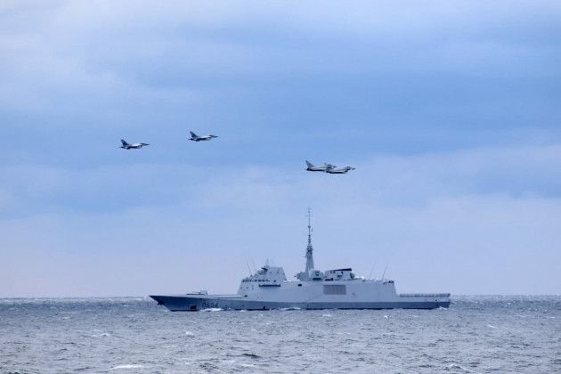 Theo các nguồn tin, khinh hạm FS Auvergne (D654) được các máy bay chiến đấu MiG-29 và F-16 của Không quân Romania, cũng như hai máy bay chiến đấu Typhoon của Không quân Ý bay hộ tống trên đầu.