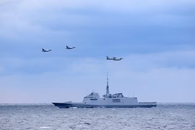 Theo các nguồn tin, khinh hạm FS Auvergne (D654) được các máy bay chiến đấu MiG-29 và F-16 của Không quân Romania, cũng như hai máy bay chiến đấu Typhoon của Không quân Ý bay hộ tống trên đầu.