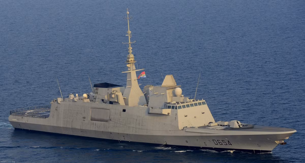 Trong khi đó trên Biển Đen, khinh hạm FS Auvergne (D654) của Hải quân Pháp, vẫn tiếp tục các hoạt động tuần tiễu ở đây, nhưng yêu cầu được bảo vệ bổ sung, vì lo ngại rằng các máy bay chiến đấu của Nga, có thể cố gắng thực hiện các cuộc tấn công nhằm vào tàu chiến này.