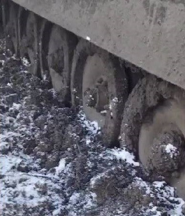 Đây không phải là trường hợp đầu tiên chiếc M113 bị đóng băng chặt xuống đất. Một ngày trước đó, những bức ảnh về một xe bọc thép chở quân M113 khác bị đóng băng trên mặt đất, đã xuất hiện trên mạng xã hội.