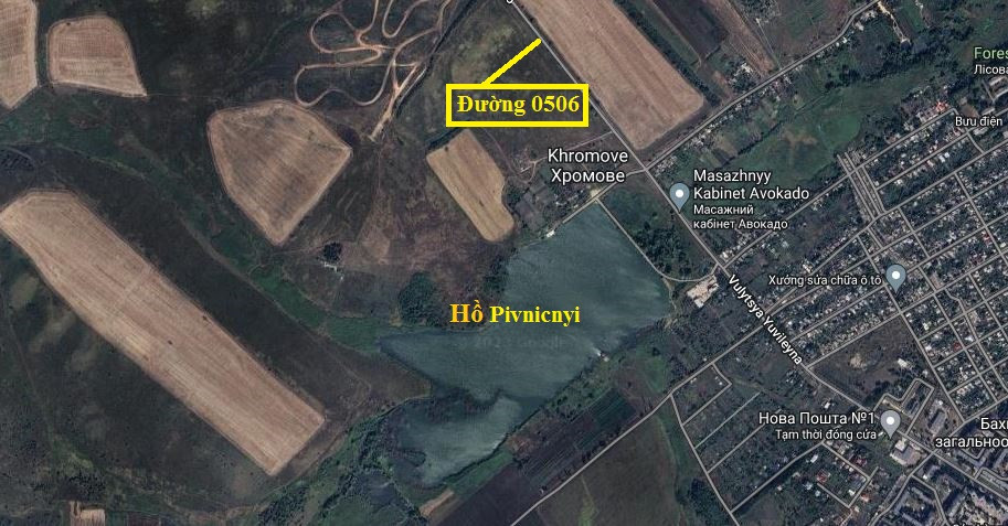 Trên thực tế, gần như tất cả các thiết bị hạng nặng và một lượng lớn vũ khí, khí tài của quân đội Ukraine đều cần phải đi qua đây, mới có thể tiến vào thành phố; vì vậy, quân đội Ukraine đã bố trí phòng thủ dày đặc ở đây, rất khó khăn cho lính đánh thuê Wagner và lính dù Nga tiến theo hướng này vào thành phố.