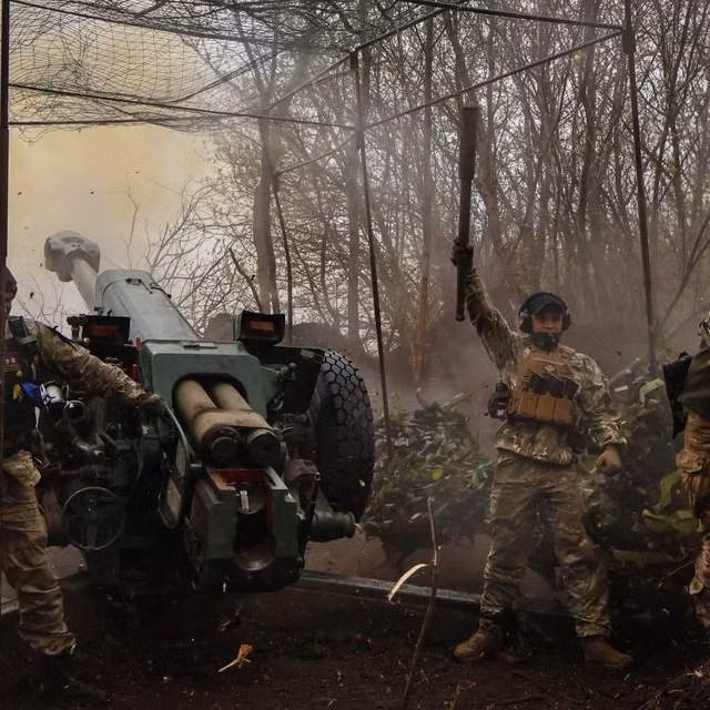 Ngoài ra, ở ngoại ô Bakhmut, quân đội Ukraine đã triển khai 5 lữ đoàn pháo binh ở Kramatorsk, Slavyansk, và Druszkovka thuộc phía tây Bakhmut, tập trung hơn một nửa trang bị pháo binh của quân đội Ukraine. Do đó, có nhiều dấu hiệu cho thấy, hướng phản công của quân đội Ukraine chính là "Máy xay thịt Bakhmut". 