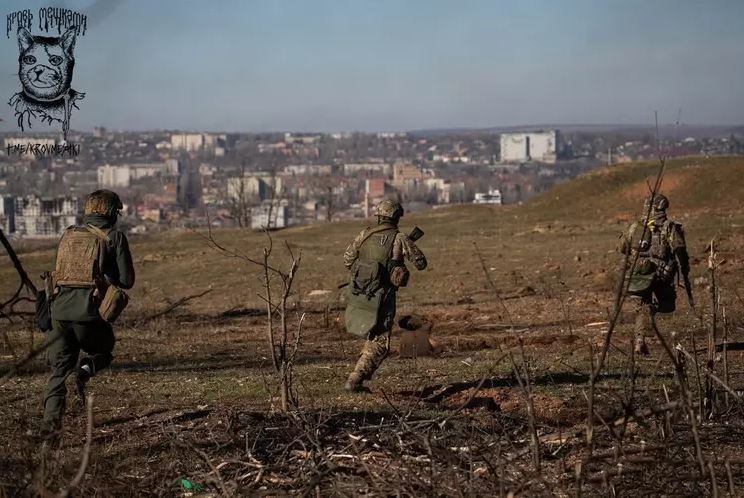Hiện "Tiểu đoàn trừng phạt" và lính đánh thuê Syria của quân Wagner đã tung hàng chục đợt xung phong vào khu vực trên, mà vẫn không chọc thủng được trân địa phòng ngự của quân Ukraine. 