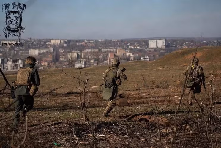 Hiện "Tiểu đoàn trừng phạt" và lính đánh thuê Syria của quân Wagner đã tung hàng chục đợt xung phong vào khu vực trên, mà vẫn không chọc thủng được trân địa phòng ngự của quân Ukraine. 