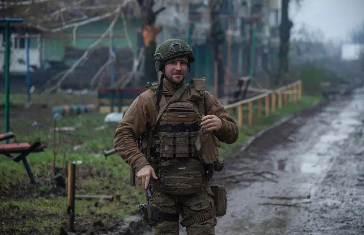 Khác hoàn toàn với các cuộc đọ súng ác liệt ở khu vực đô thị, ở vùng ngoại ô tây nam và tây bắc của Bakhmut, tuy quân Nga và Ukraine có thỉnh thoảng đọ súng, nhưng lực lượng hai bên chỉ tiến hành tiến công thăm dò, hoặc các trận đánh nhỏ lẻ mà chưa có đánh lớn. 