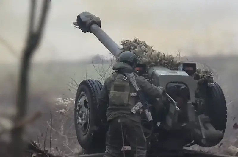 Ngoài ra, truyền thông Nga đưa tin, RFAF đã tấn công vào làng Bahatyr, nằm ở phía tây bắc Razliv (bên kia đường N-15). Nhưng vào thời điểm này, tàn quân Ukraine vẫn giữ được Konstantinopoli ở phía tây Kurakhove; tuy nhiên đang đứng trước nguy cơ bị RFAF bao vây và tiêu diệt.