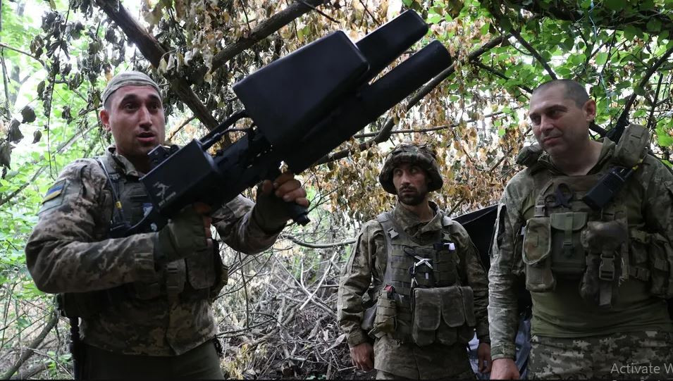 Đây cũng là nguyên nhân chính khiến chúng ta có thể thấy các bệ phóng tên lửa HIMARS và nhiều vũ khí “thông minh” của Quân đội Ukraine không còn tác dụng như trước nữa. Có thể Quân đội Nga sẽ không tiến hành những cải cách căn bản và sâu sắc, nhưng ở cấp độ kỹ thuật và chiến thuật, những điều chỉnh này của Quân đội Nga thực sự đáng được quan tâm và đều có thể học hỏi từ nó. (Nguồn ảnh: Al Jazeera, Ukrinform, CNN, Sputnik).