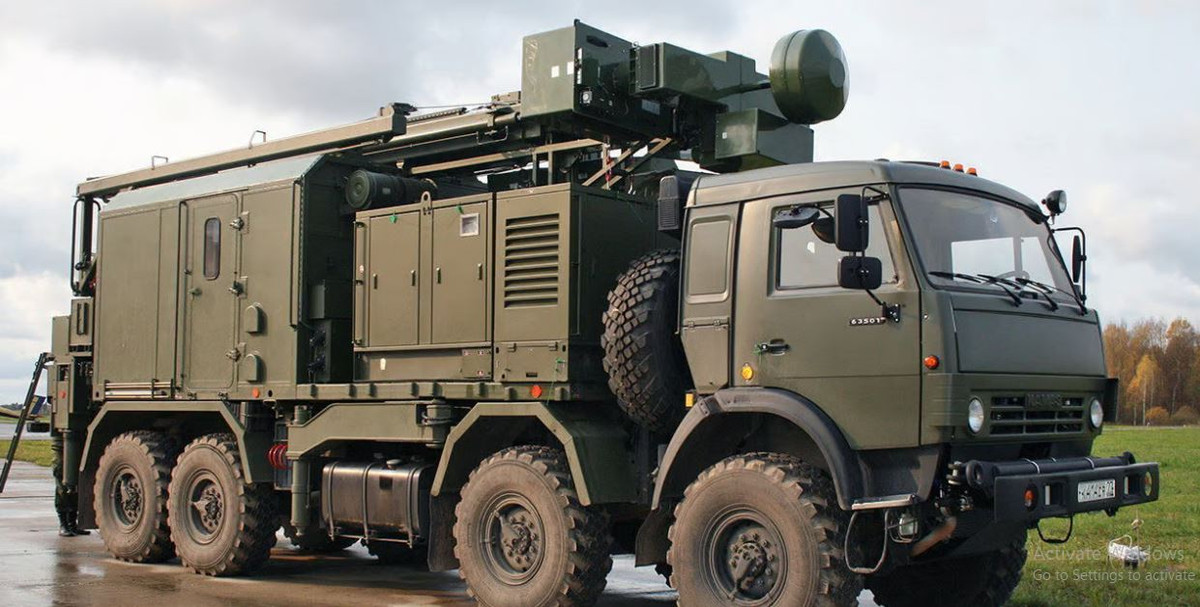 Theo truyền thống Nga, ngành công nghiệp quốc phòng Nga cũng đang phát triển các hệ thống tác chiến điện tử tương tự dành riêng cho UAV, nhưng hiệu quả có vẻ “không được tốt lắm”. Trong khi ngành công nghiệp quốc phòng Ukraine đã phát triển các hệ thống tác chiến điện tử tương tự, nhằm vào UAV FPV thương mại được Quân đội Nga sử dụng.