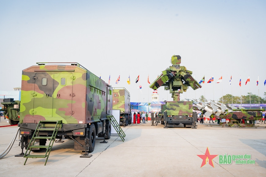 Một trong những thành phần quan trọng của hệ thống phòng không S-125-VT là đài radar dẫn bắn UNV-VT đã được Công ty Viettel hiện đại hóa, có thể phát hiện mục tiêu ở khoảng cách lên tới 90 km trong điều kiện bị gây nhiễu nặng và dẫn bắn đồng thời cho nhiều tên lửa vào các mục tiêu khác nhau. Ảnh: Báo Quân đội Nhân dân.