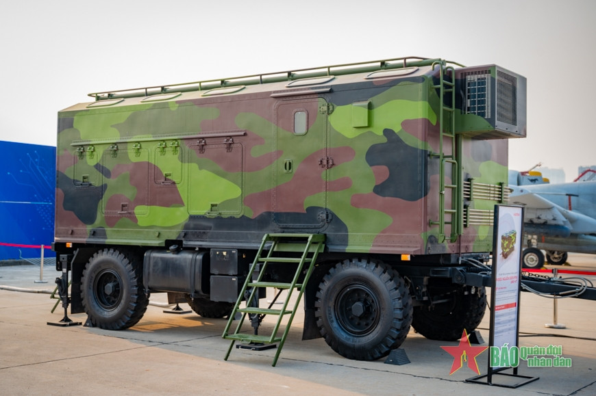 Để bảo đảm nguồn điện cho hệ thống S-125-VT, xe cung cấp điện PDU UNV-VT sẽ cung cấp điện cho toàn bộ tổ hợp chiến đấu. Ngoài ra trong điều kiện luyện tập thời bình, hệ thống có thể đấu nối với hệ thống điện dân dụng 3 pha, giúp tiết kiệm kinh phí. Ảnh: Báo Quân đội Nhân dân.