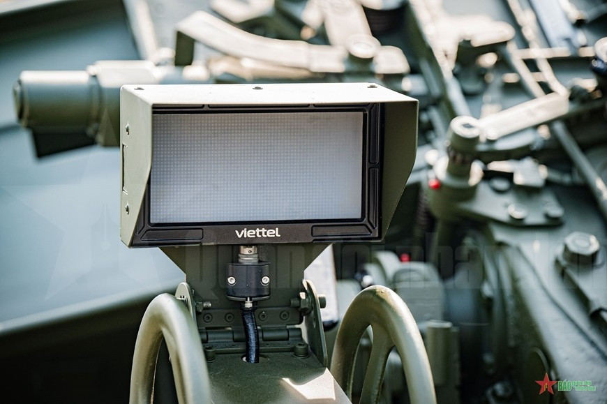 Hệ thống phòng không AZP bao gồm radar, thiết bị quang điện và hệ thống quản lý chiến đấu, để phối hợp tối ưu giữa các đơn vị phòng không khác nhau. Tổ hợp hoạt động chủ yếu ở cự ly ngắn, độ chính xác theo dõi mục tiêu là 0,1°, thời gian phản ứng để đánh chặn mục tiêu là 4 giây, với các chế độ bắn hoàn toàn tự động, ít cần sự can thiệp của con người. Ảnh: Báo Quân đội Nhân dân. 