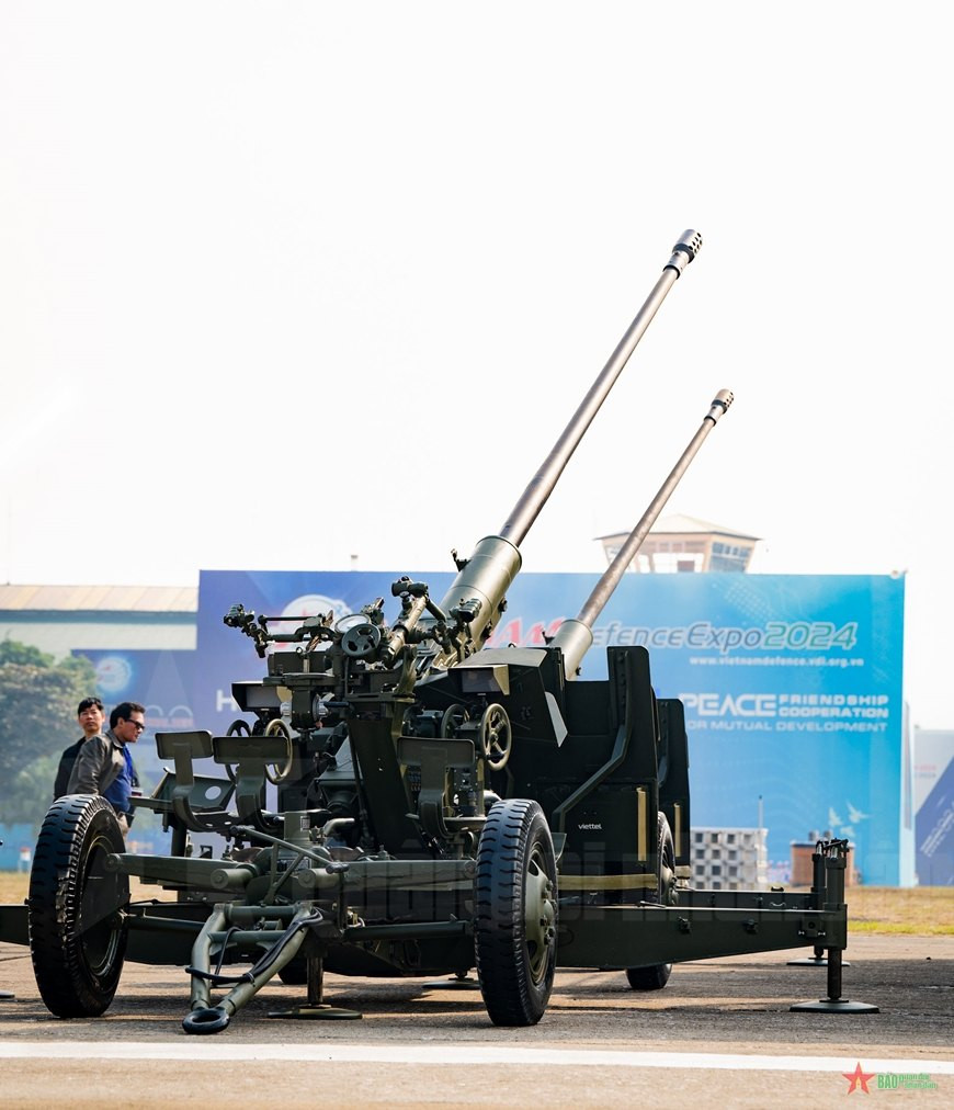 Loại pháo phòng không này đã phát huy tốt tính năng kỹ chiến thuật, được bộ đội phòng không Việt Nam sử dụng bắn rơi nhiều máy bay chiến đấu phản lực của Không quân Mỹ trong chiến tranh Việt Nam. Tốc độ bắn của pháo đạt tới 105-120 phát/phút, tầm bắn hiệu quả lên tới 6 nghìn mét khi nhắm mục tiêu bằng radar hoặc lên tới 4 nghìn m khi sử dụng hệ thống kính ngắm quang học. Sơ tốc của đạn là 1.000 mét/giây. Ảnh: Báo Quân đội Nhân dân. 