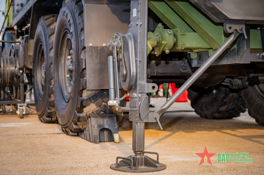 Topwar đánh giá, không giống như phiên bản tiêu chuẩn, cần hơn 90 phút để triển khai và thu hồi, hệ thống S-125-VT cải tiến có thể được triển khai hoặc thu gọn chỉ trong 20 phút. Điều này đạt được thông qua việc chuyển các thiết bị phụ trợ, bao gồm cả radar, sang các bệ di động và sử dụng các cơ cấu thủy lực nâng hạ, giúp giảm thời gian triển khai, thu hồi. Ảnh: Báo Quân đội Nhân dân.