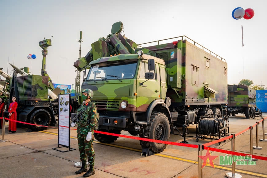 Một trong những tính năng đáng chú ý nhất của hệ thống tên lửa phòng không S-125-VT là xe điều khiển UNK-VT, đóng vai trò như trái tim của tổ hợp S-125-VT, có khả năng phóng đồng thời hai tên lửa vào các mục tiêu khác nhau bằng hệ thống dẫn đường nâng cấp. Ảnh: Báo Quân đội Nhân dân.
