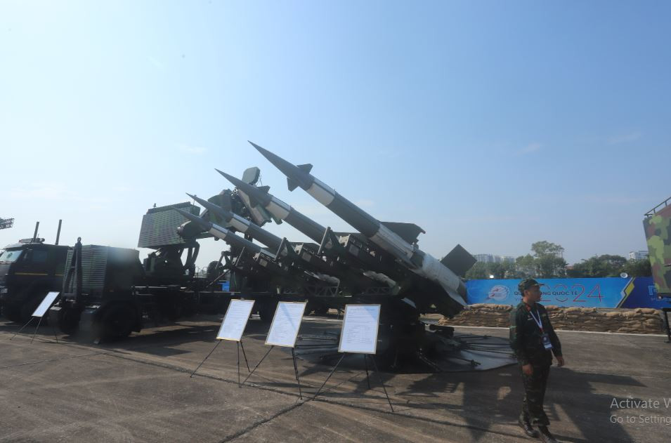 Sau khi nâng cấp cải tiến, hệ thống phòng không S-125-VT có thể hoạt động chiến đấu độc lập hoặc trong đội hình cụm phòng không, tiêu diệt các mục tiêu bay, đặc biệt là các mục tiêu bay thấp, mục tiêu có kích thước nhỏ trong điều kiện nhiễu phức tạp. Ngoài ra, tổ hợp này có khả tấn công các mục tiêu trên mặt đất, mặt nước nếu cần. Ảnh: Viettel. 