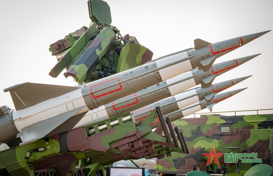 S-125-VT có tính năng vượt trội so với phiên bản tiêu chuẩn của tổ hợp S-125 Pechora, thậm chí có một vài tính năng tăng gấp vài lần. Đạn tên lửa S-125-VT có tốc độ tối đa 800 m/giây, có thể tiêu diệt cùng lúc 2 mục tiêu với cự ly sát thương cực đại lên đến 30 km. Xác suất tiêu diệt máy bay tiêm kích lên đến 90%. Ảnh: Báo Quân đội Nhân dân.