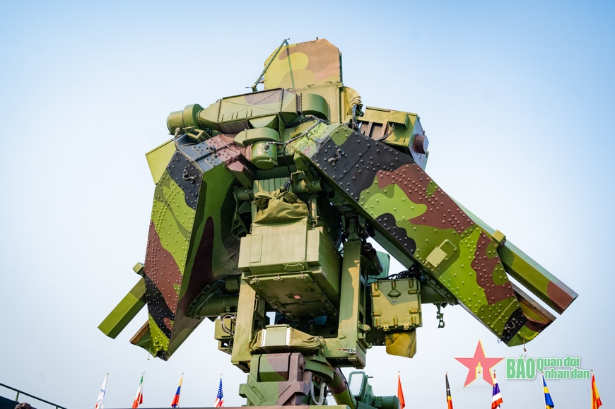 Hệ thống radar dẫn bắn UNV-VT của tổ hợp S-125-VT được cải tiến sâu, đáp ứng khả năng hoạt động tốt trong môi trường áp chế điện tử mạnh mẽ. S-125-VT được thiết kế để tiêu diệt các phương tiện tấn công đường không, tiêu diệt hiệu quả mục tiêu bay thấp, mục tiêu có kích thước nhỏ trong điều kiện nhiễu phức tạp. Ảnh: Báo Quân đội Nhân dân.