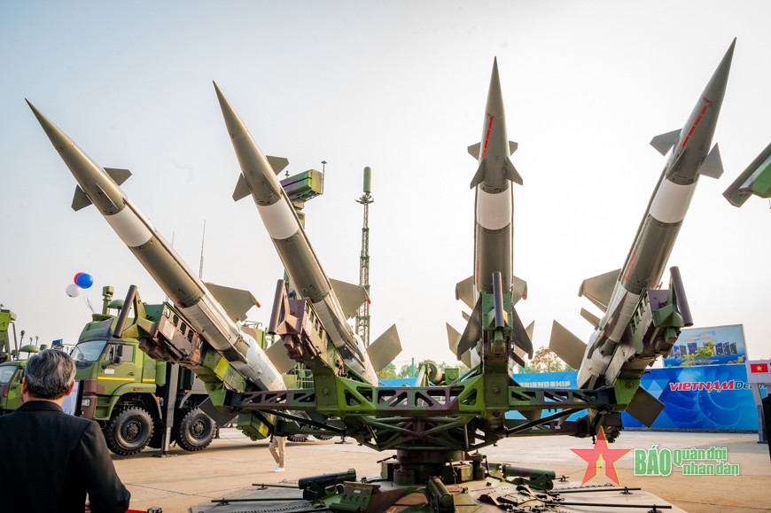 Trang quân sự hàng đầu của Nga là Topwar đã đưa tin, tại Triển lãm Quốc phòng quốc tế Việt Nam 2024 (VDE 2024), Việt Nam đã công khai hệ thống phòng không cải tiến S-125-VT với nhiều tính năng mới nổi trội so với hệ thống nguyên bản do Liên Xô chế tạo. Ảnh: Báo Quân đội Nhân dân.