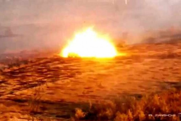 Đoạn video ghi lại khoảnh khắc xe tăng Leopard 2 bị phá hủy và sau đó bốc cháy. Những cảnh quay như vậy cho thấy hiệu quả cao của pháo binh và UAV tự sát của Nga trong các hoạt động chiến đấu chống lại xe bọc thép hạng nặng của Ukraine.